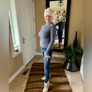 LN ZARA CUTE KNIT SWEATER. THIS SWEATER IS LIGHTWEIGHT & COMFY.